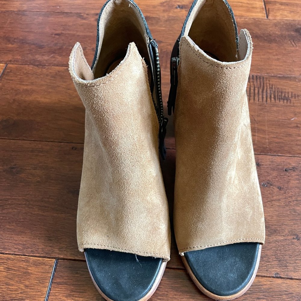 Sorel Black and Tan Booties